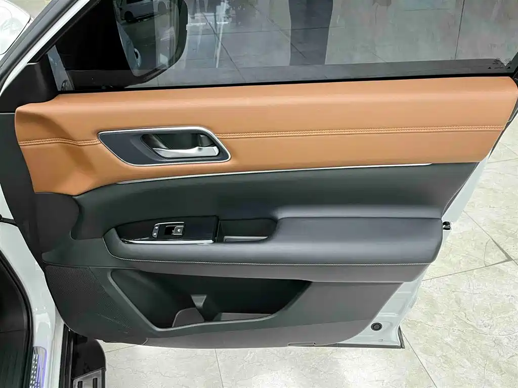 NISSAN EXPLORING THE LAND