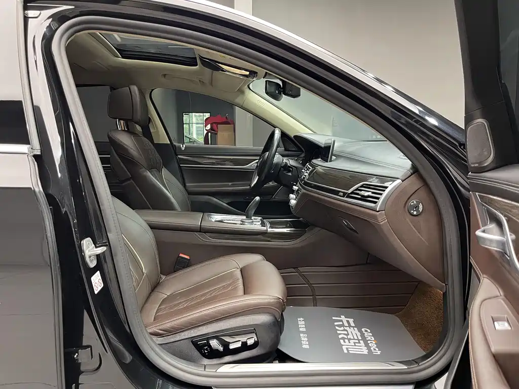 BMW 7 Series — миниатюра 21
