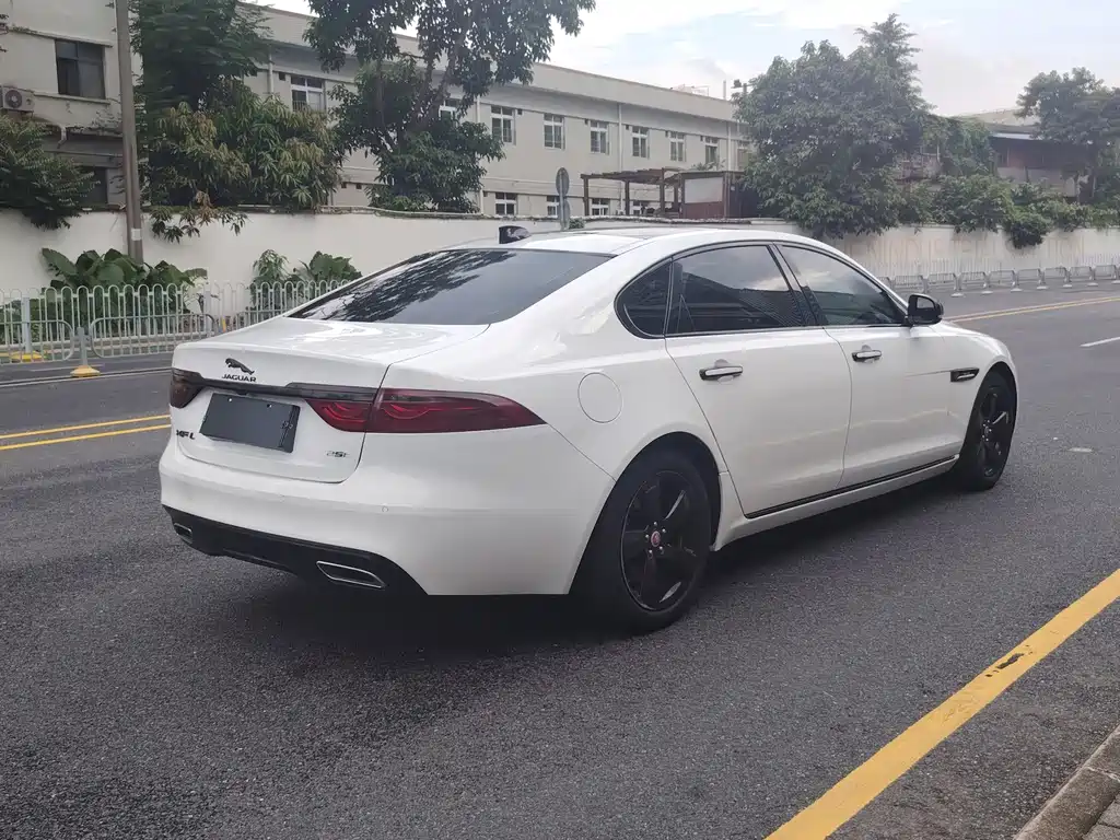 Jaguar XFL — миниатюра 5