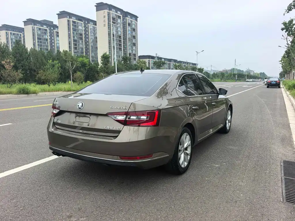 Skoda Superb — миниатюра 4