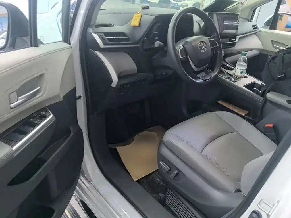Toyota Sienna — миниатюра 16