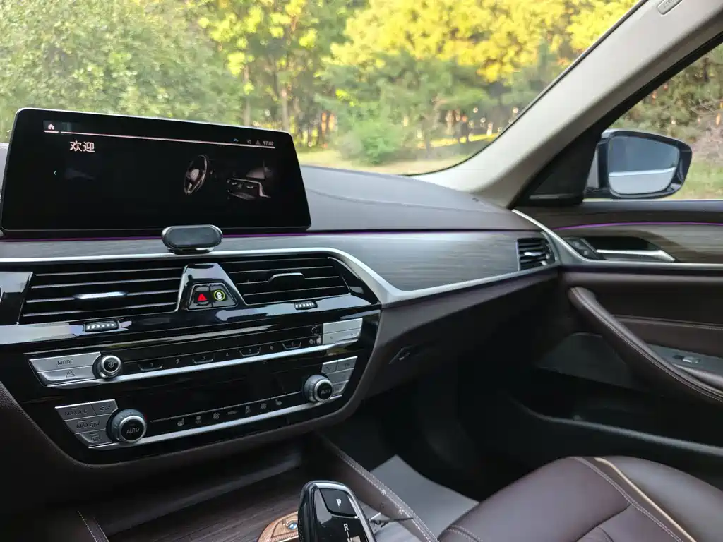 BMW 5 Series New Energy — миниатюра 30