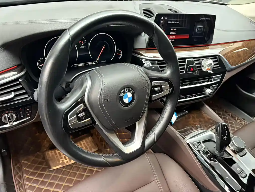 BMW 5 Series — миниатюра 7