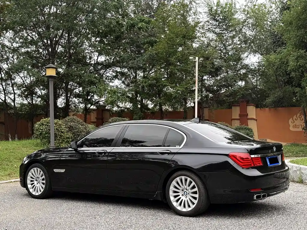 BMW 7 Series — миниатюра 18