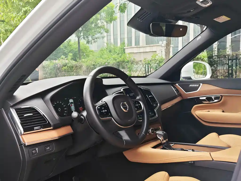 Volvo XC90 2015 T6 7 мест