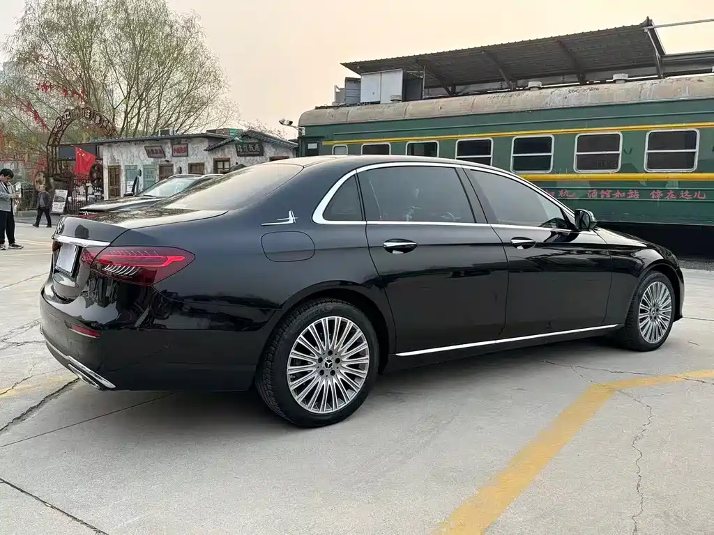 Mercedes-Benz E-Class — миниатюра 7