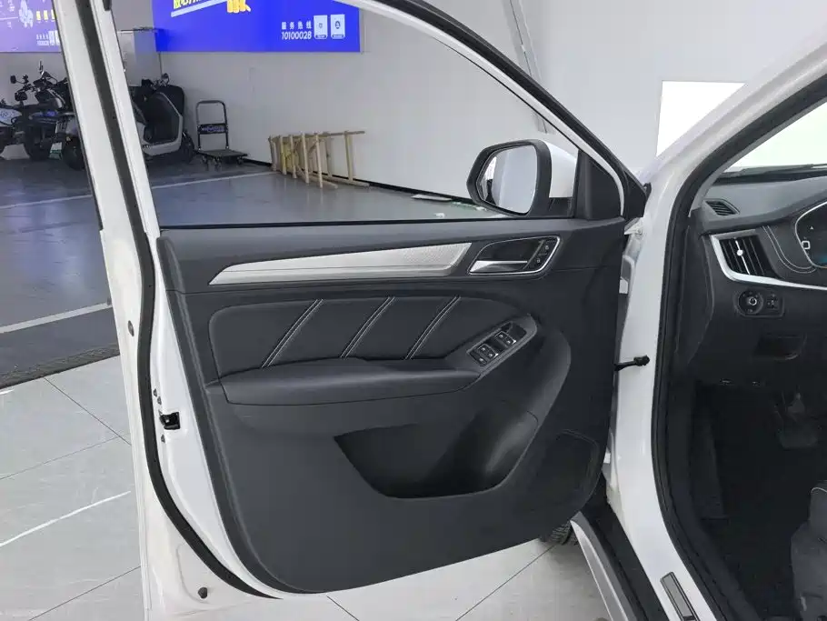 Roewe RX5 New Energy — миниатюра 7