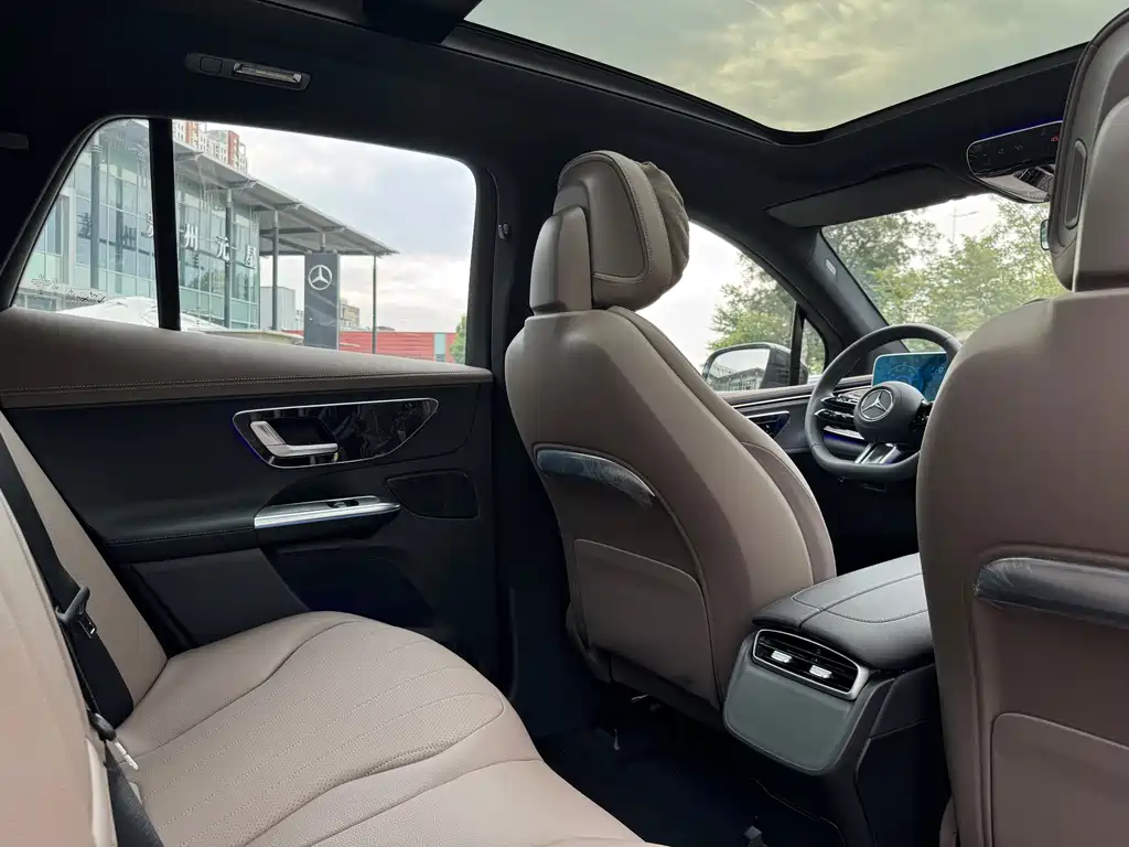 Mercedes-Benz EQE SUV — миниатюра 11