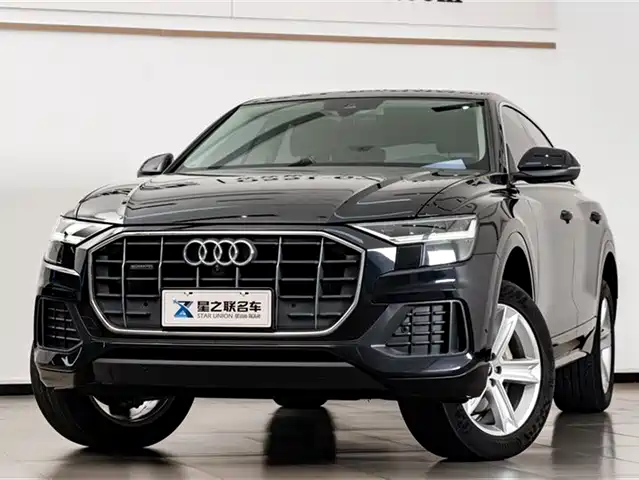 AUDI Q8 2021