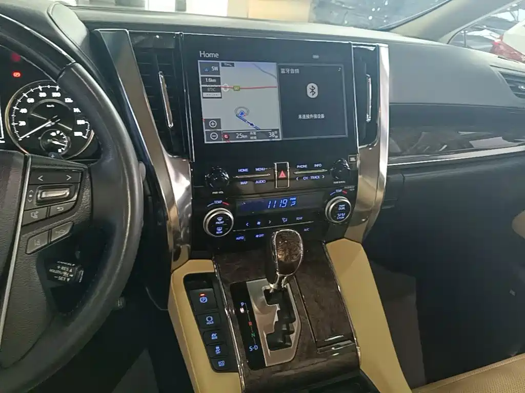 Toyota Alphard — миниатюра 13