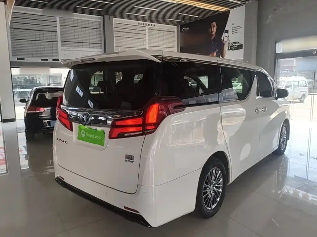 Toyota Alphard — миниатюра 7