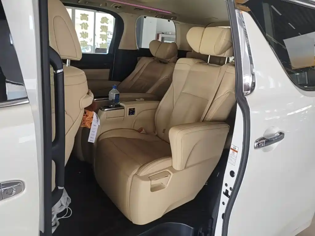 Toyota Alphard — миниатюра 17