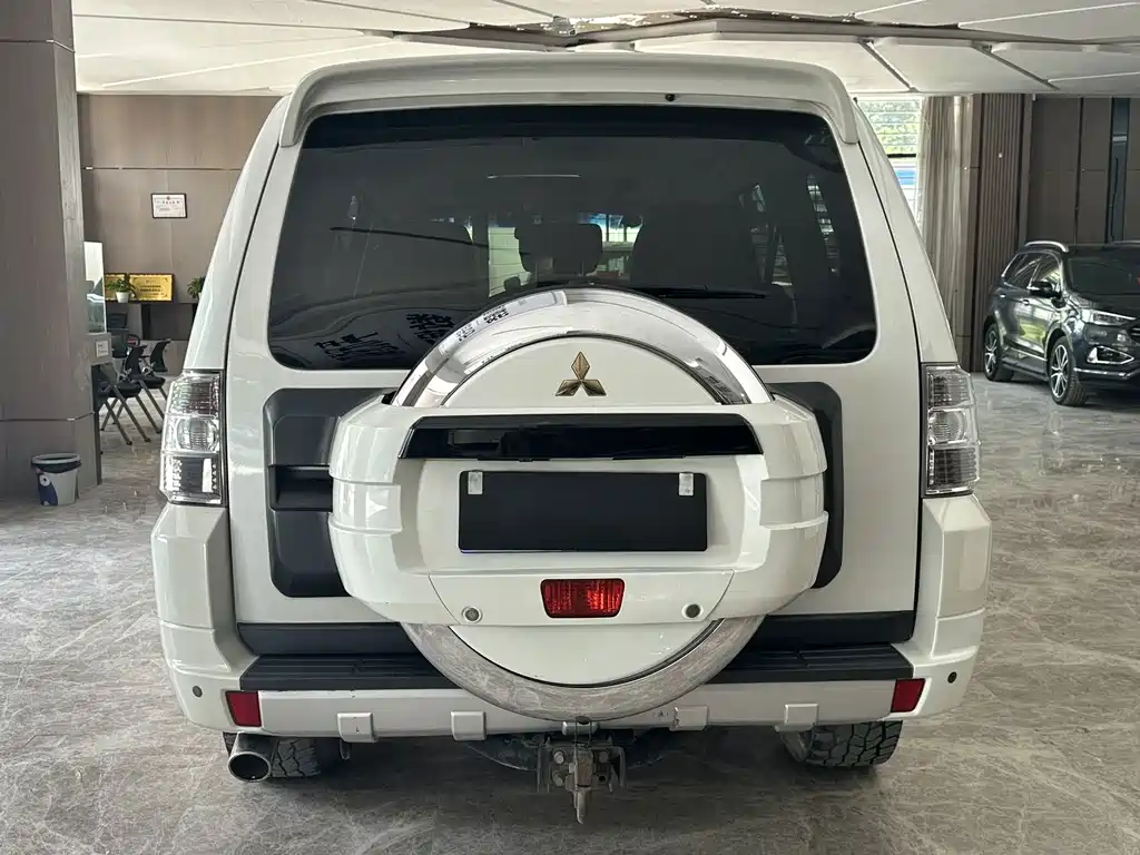 Mitsubishi Pajero (Import) — миниатюра 5