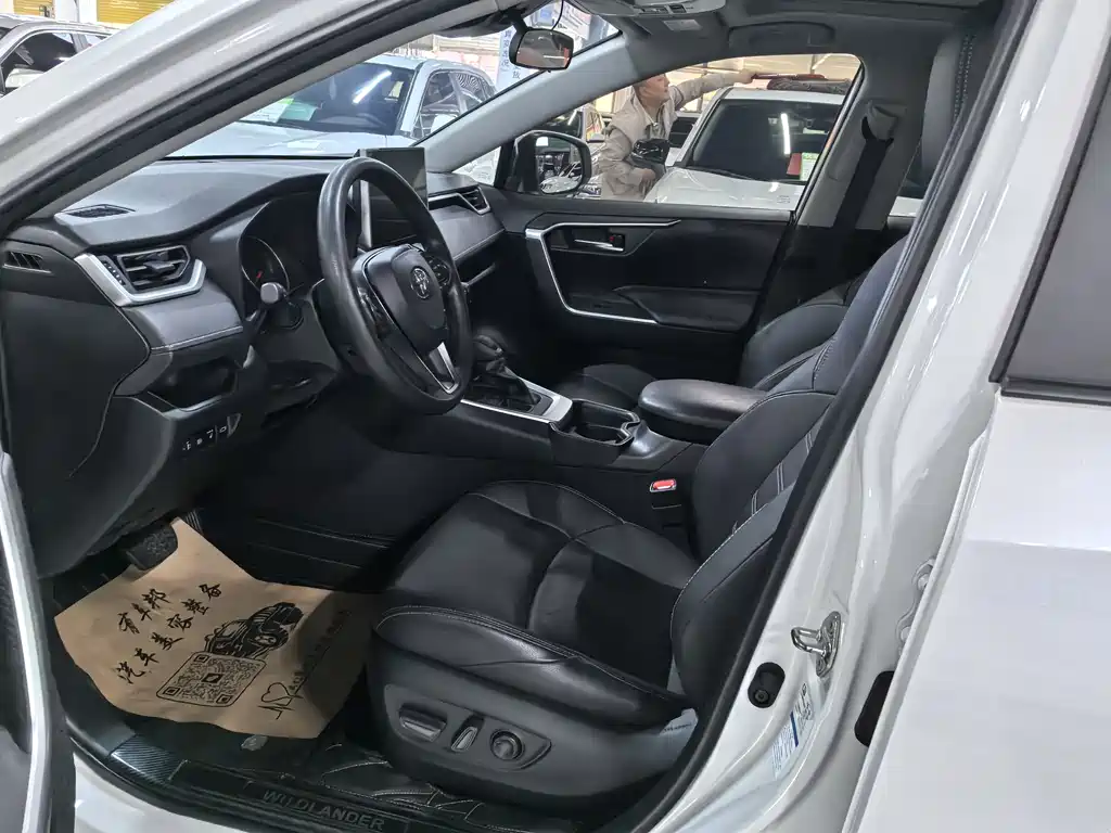 Toyota Wildlander 2021 2.0L CVT Luxury