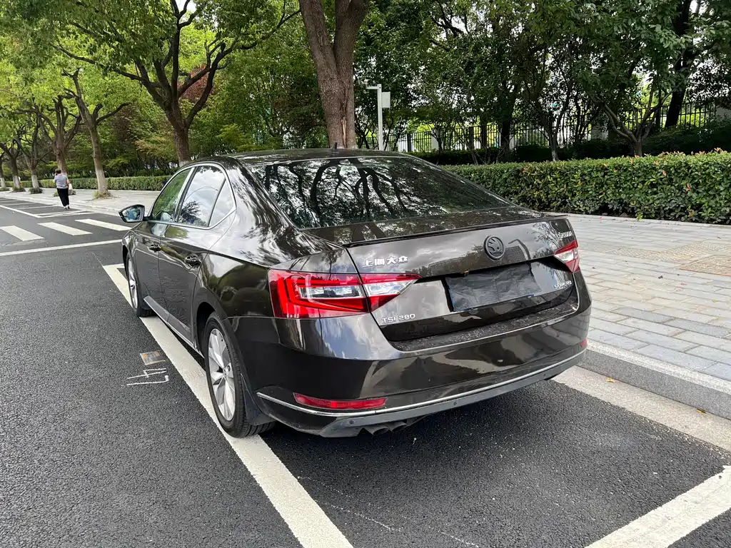 Skoda Superb — миниатюра 5