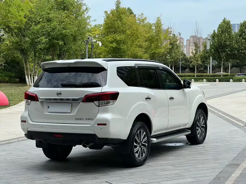 Nissan Terra — миниатюра 7