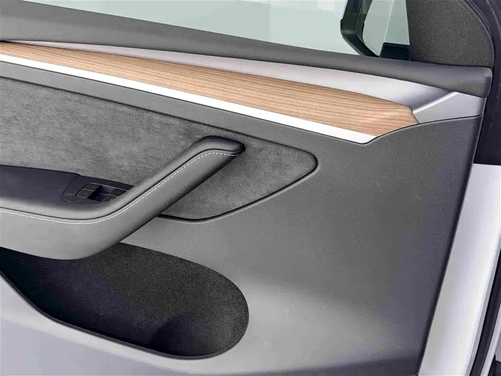 Tesla Model Y — миниатюра 7