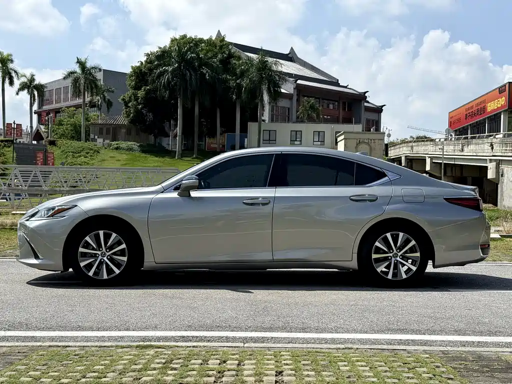 LEXUS  ES