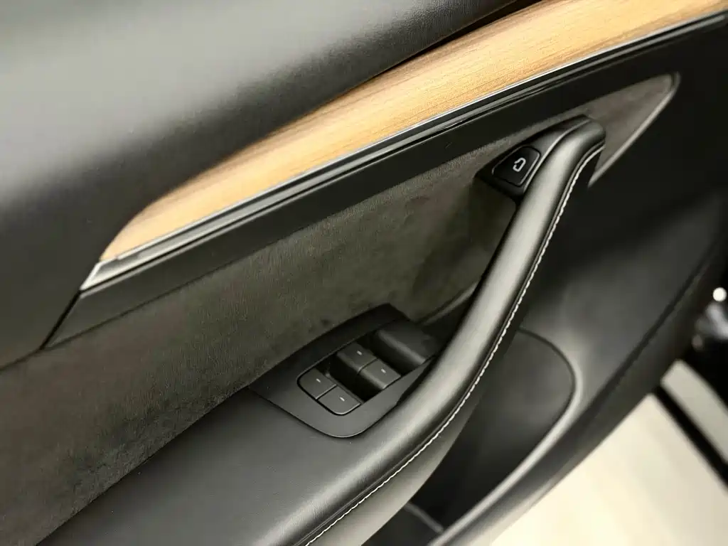 Tesla Model 3 — миниатюра 15