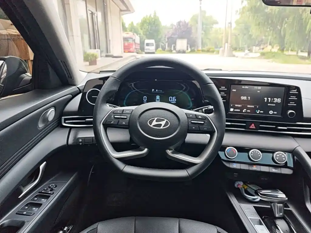 Hyundai Elantra — миниатюра 11