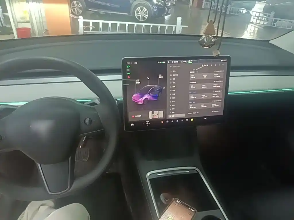Tesla Model Y — миниатюра 10