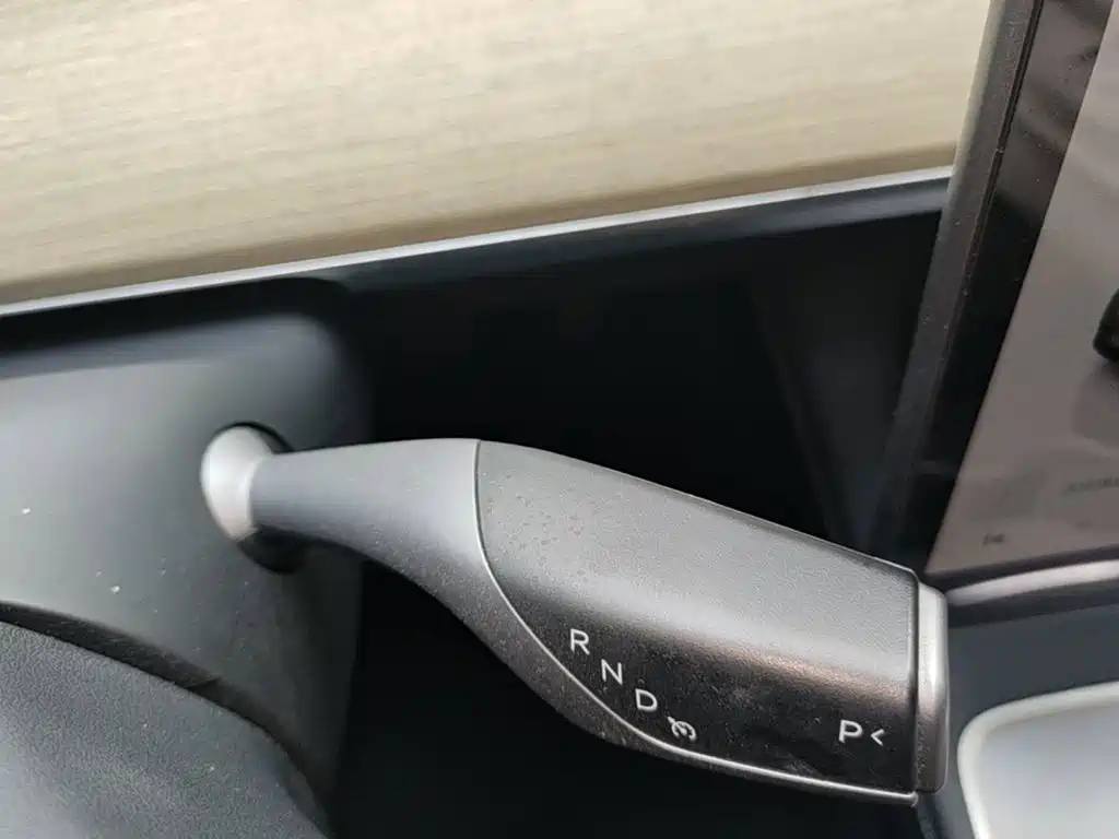 Tesla Model Y — миниатюра 14