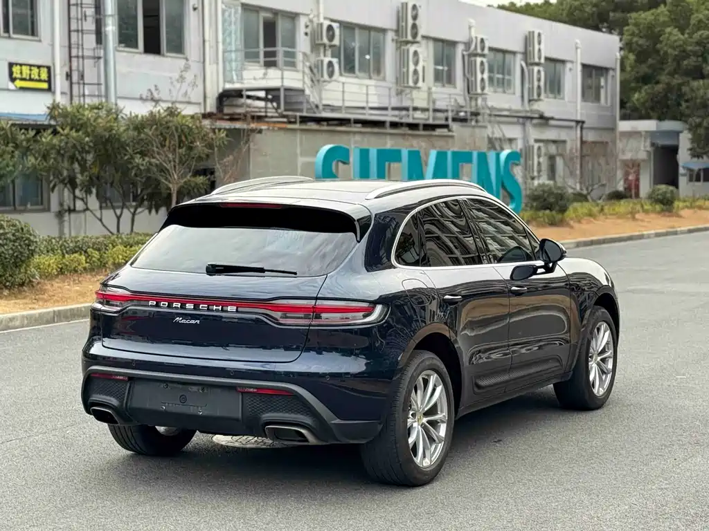 PORSCHE MACAN