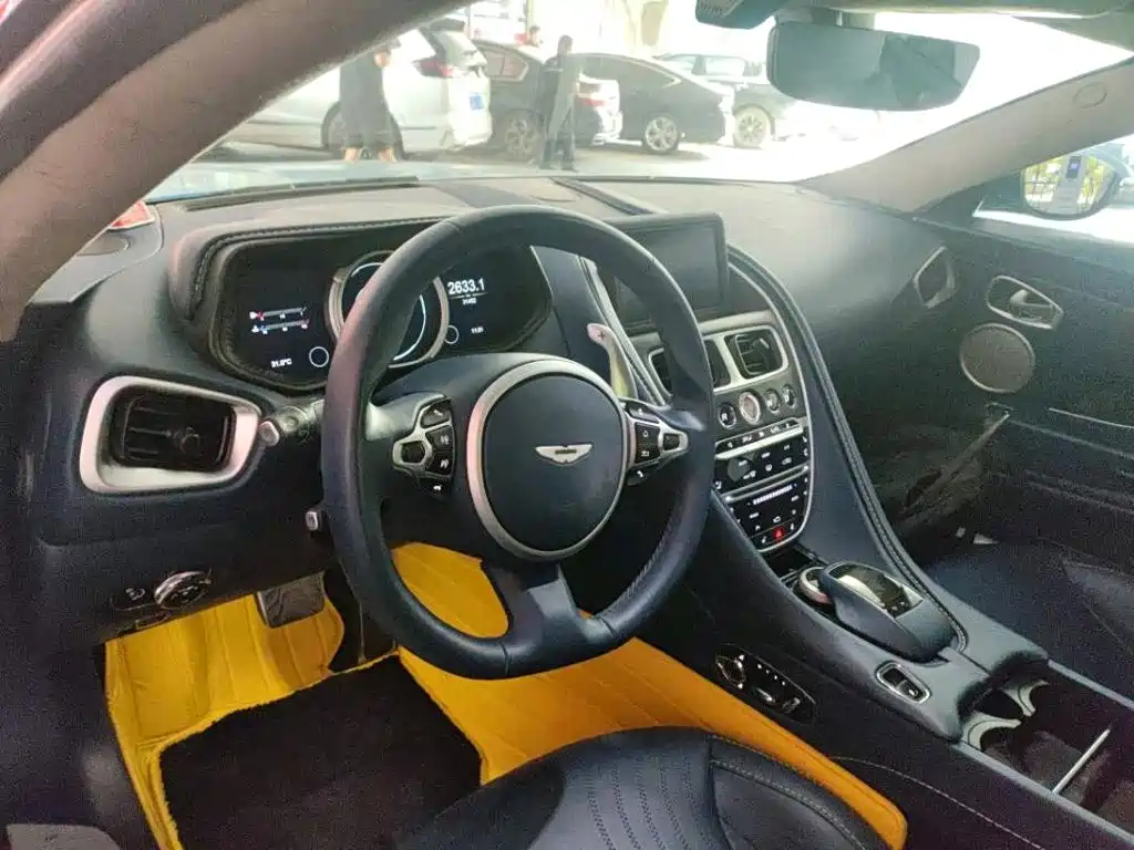 Aston Martin DB11 — миниатюра 6