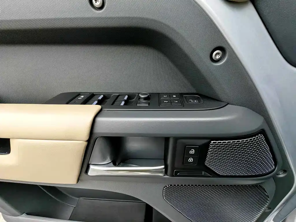 Land Rover Defender — миниатюра 17