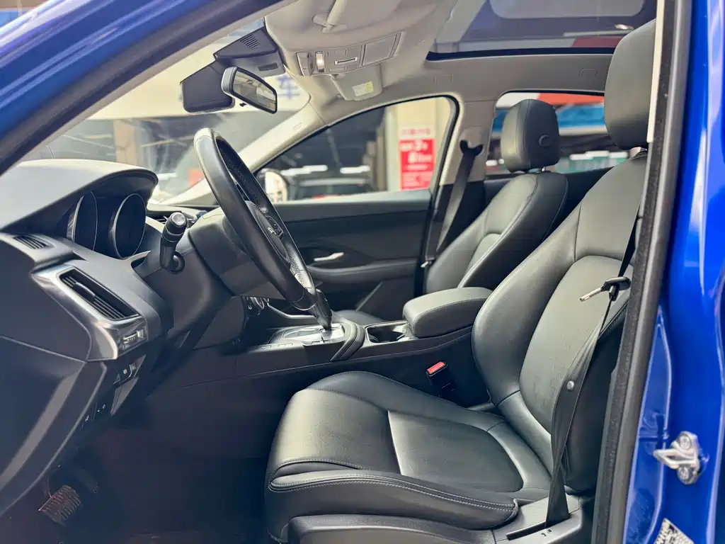 Jaguar E-PACE — миниатюра 6
