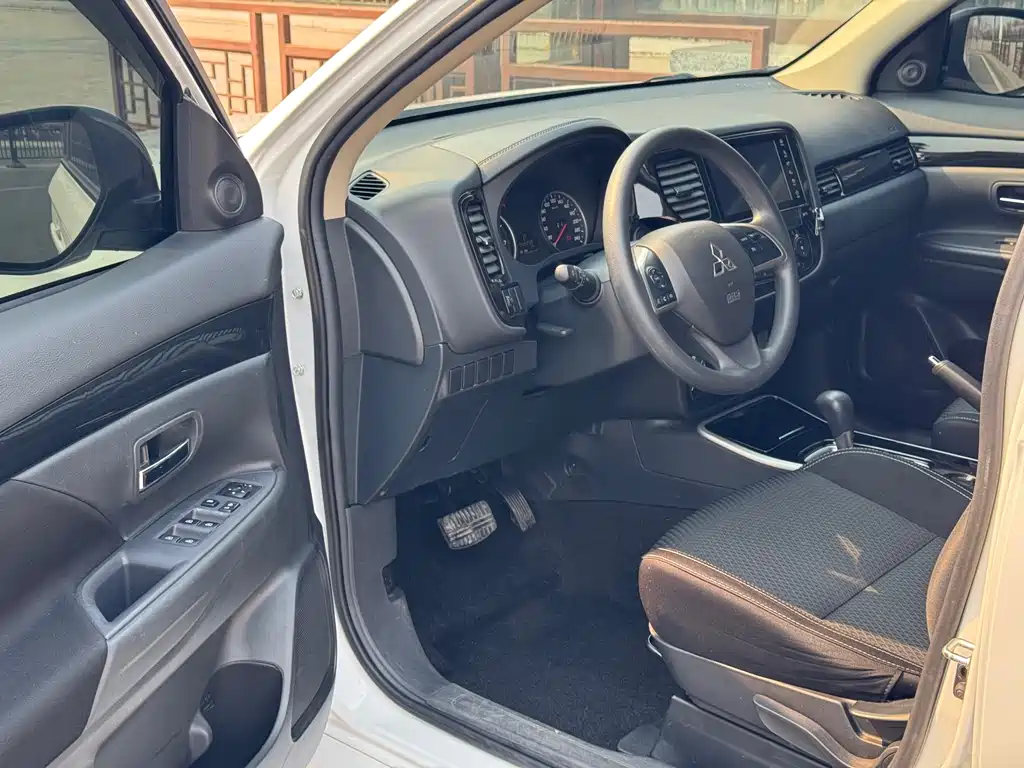 MITSUBISHI OUTLANDER