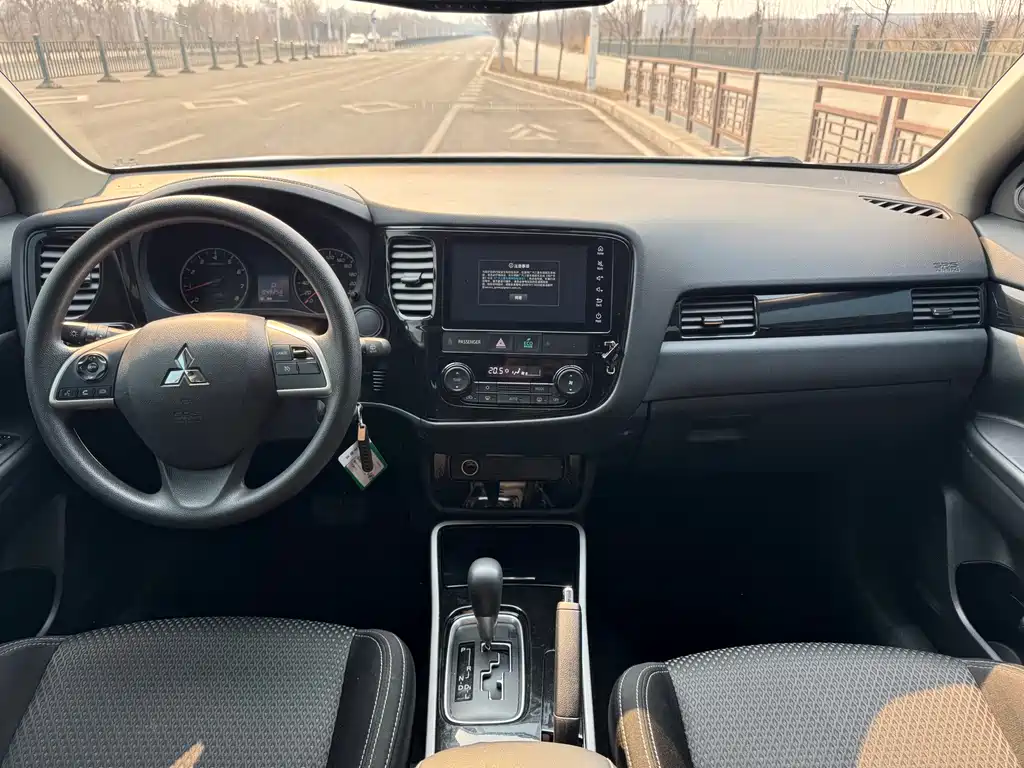 MITSUBISHI OUTLANDER