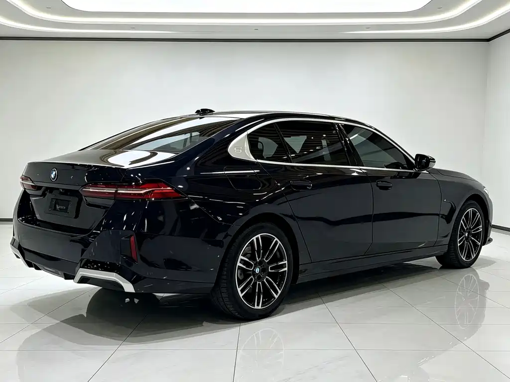 BMW 5 Series — миниатюра 9