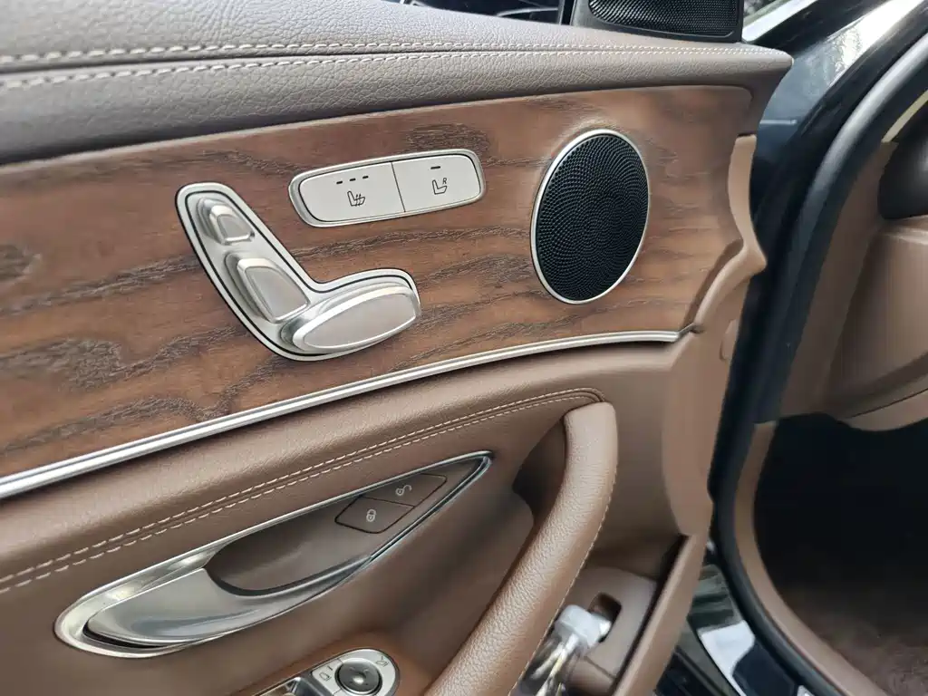 Mercedes-Benz E-Class — миниатюра 11