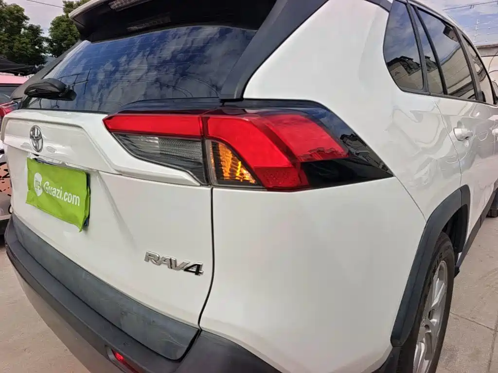 Toyota RAV4 — миниатюра 8