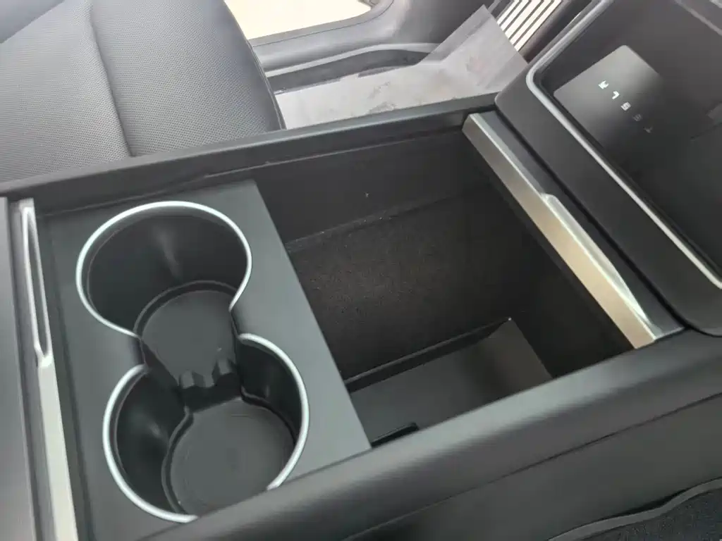 Tesla Model Y — миниатюра 16
