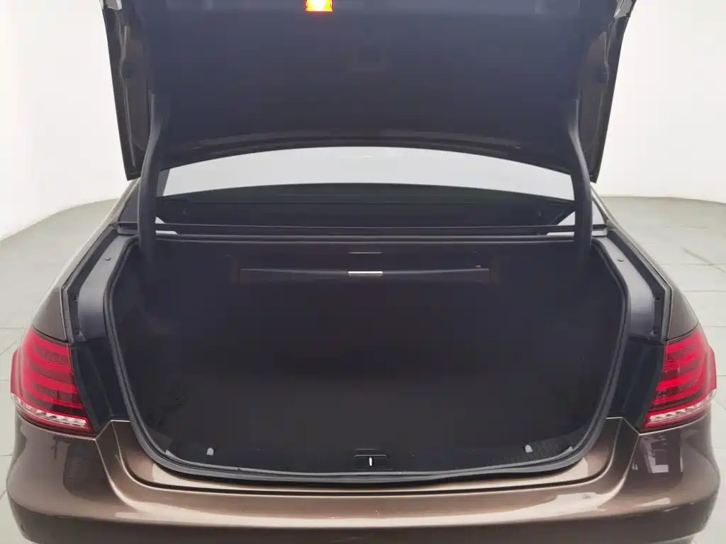 Mercedes-Benz E-Class — миниатюра 16