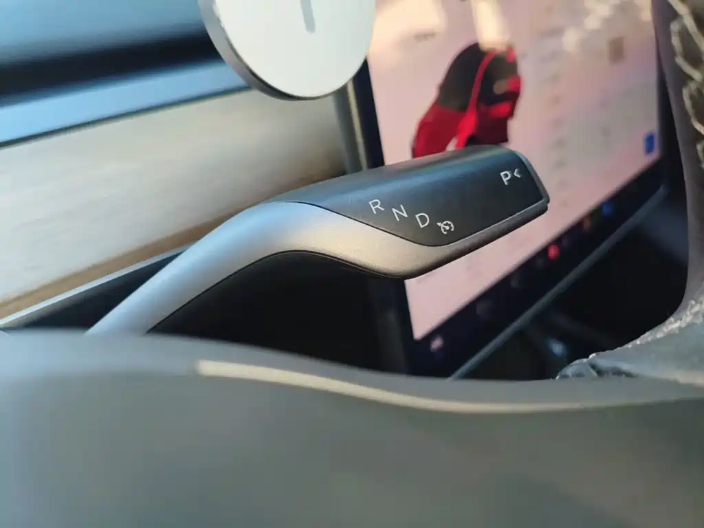 Tesla Model Y — миниатюра 14