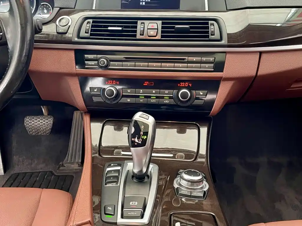 BMW 5 Series — миниатюра 9