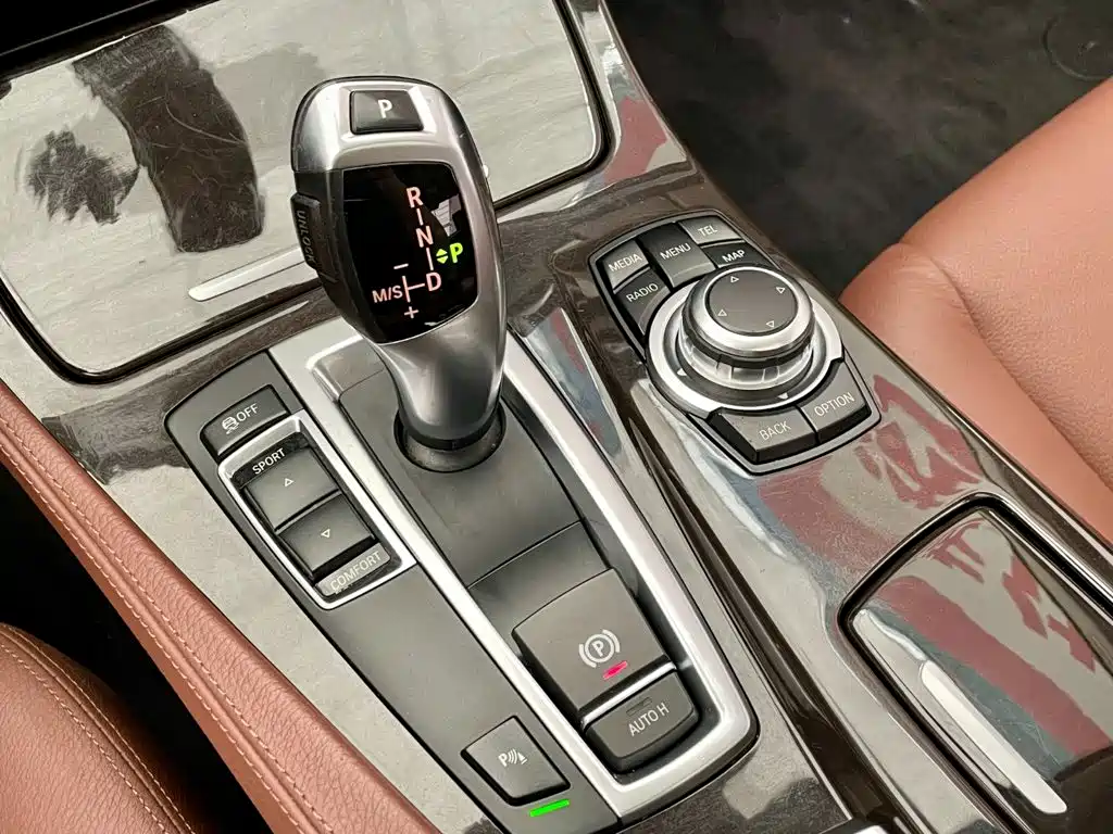 BMW 5 Series — миниатюра 11