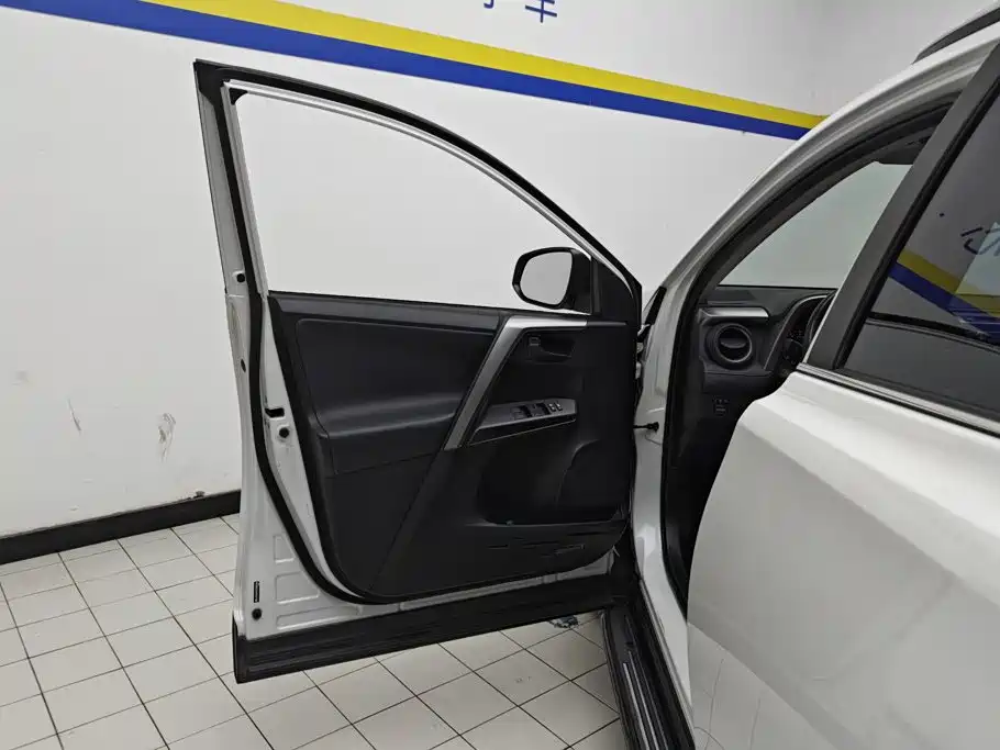 Toyota RAV4 — миниатюра 7