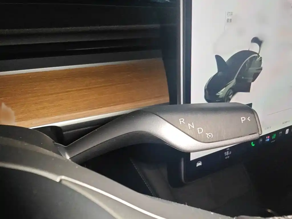 Tesla Model 3 — миниатюра 7