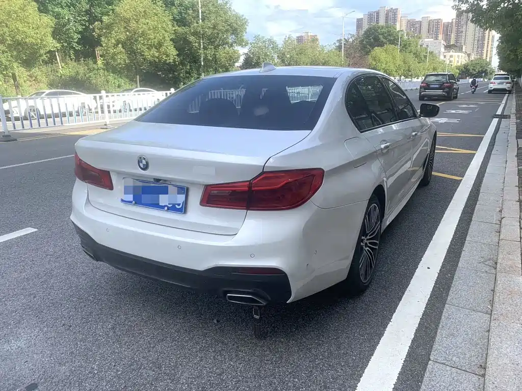BMW 5 Series — миниатюра 6