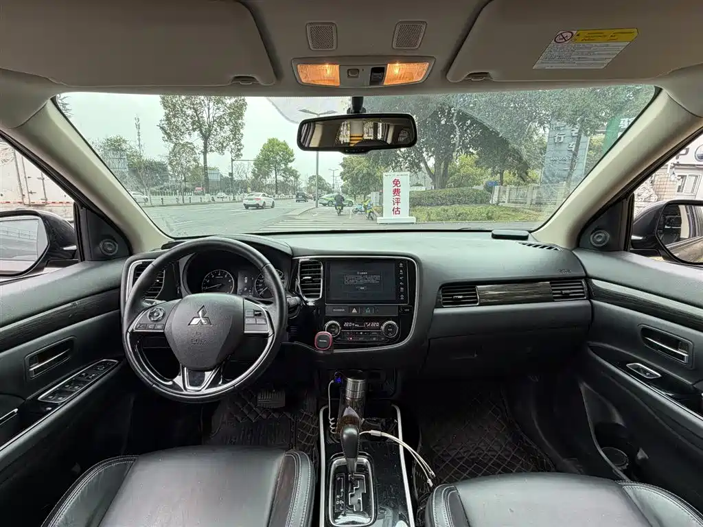 MITSUBISHI OUTLANDER