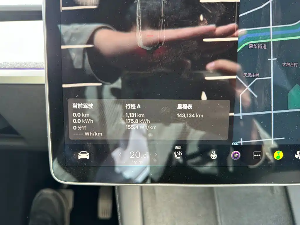 Tesla Model Y — миниатюра 12