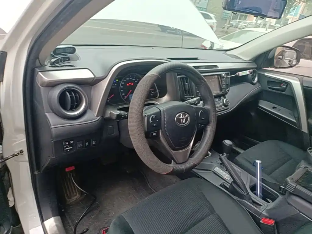 Toyota RAV4 — миниатюра 10