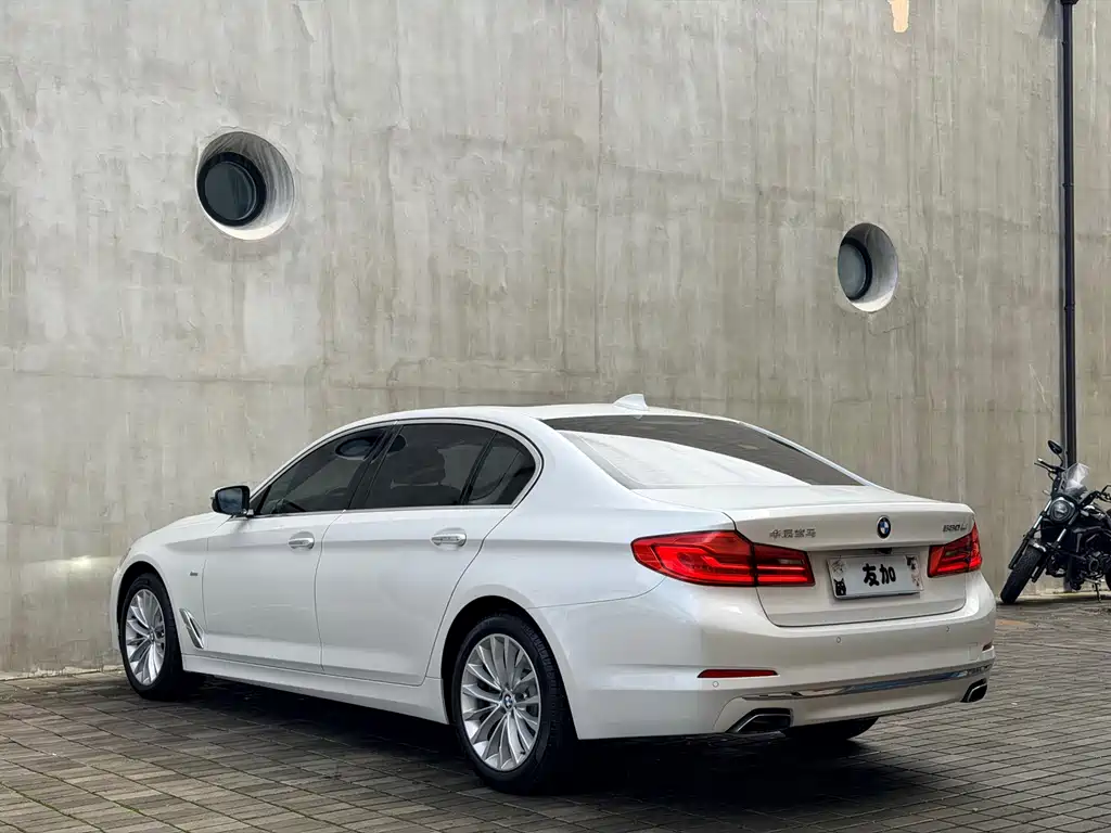 BMW 5 Series — миниатюра 7