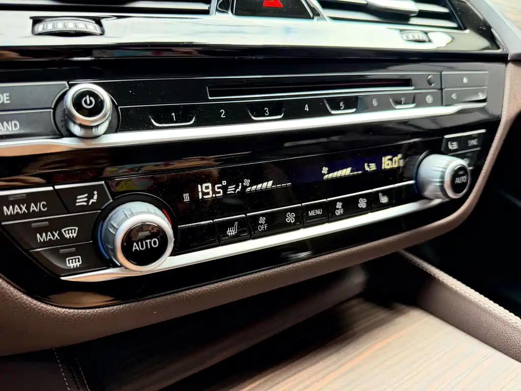 BMW 5 Series — миниатюра 31