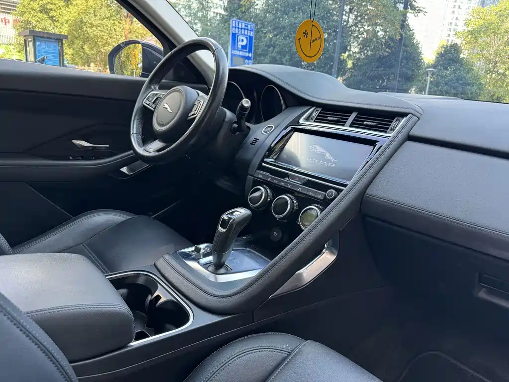 Jaguar E-PACE — миниатюра 9