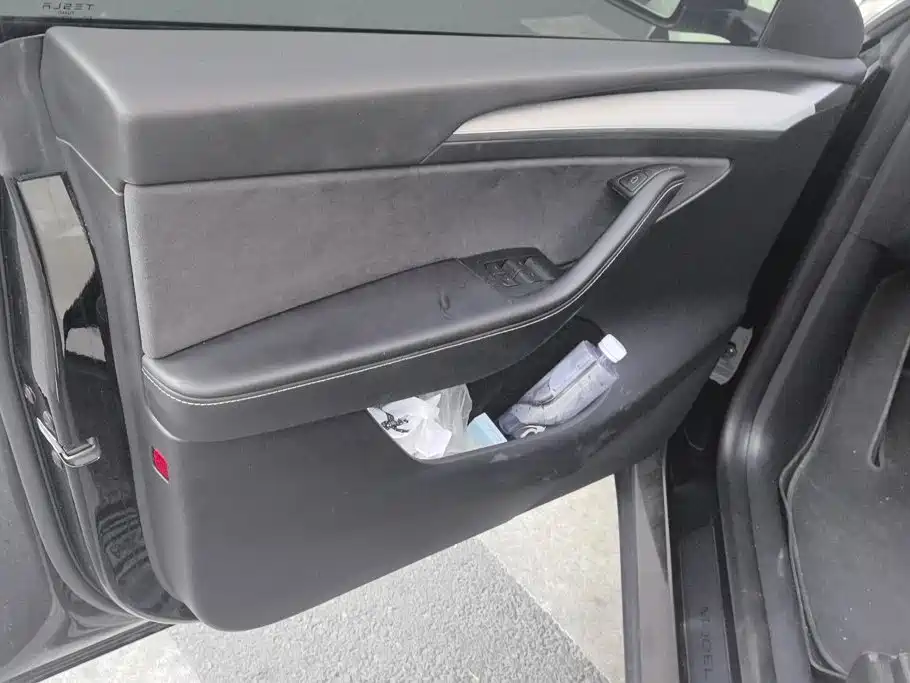Tesla Model Y — миниатюра 7